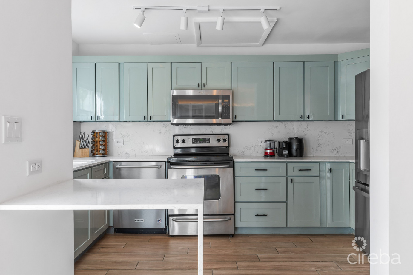 Canalfront 4 Bed  4.5 Bath - Newly Renovated Governors Harbour Home