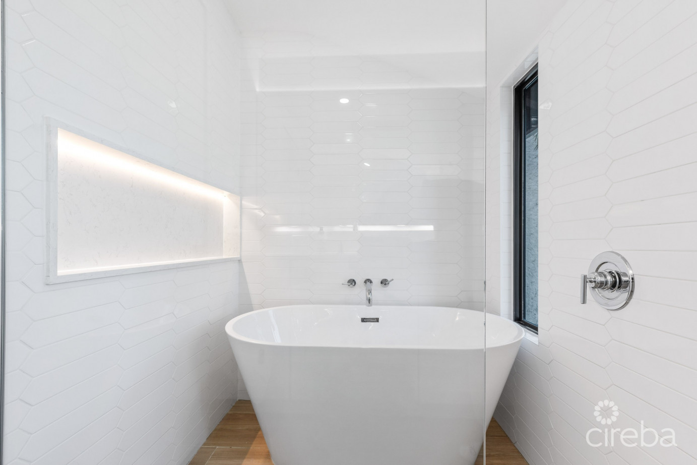 Canalfront 4 Bed  4.5 Bath - Newly Renovated Governors Harbour Home