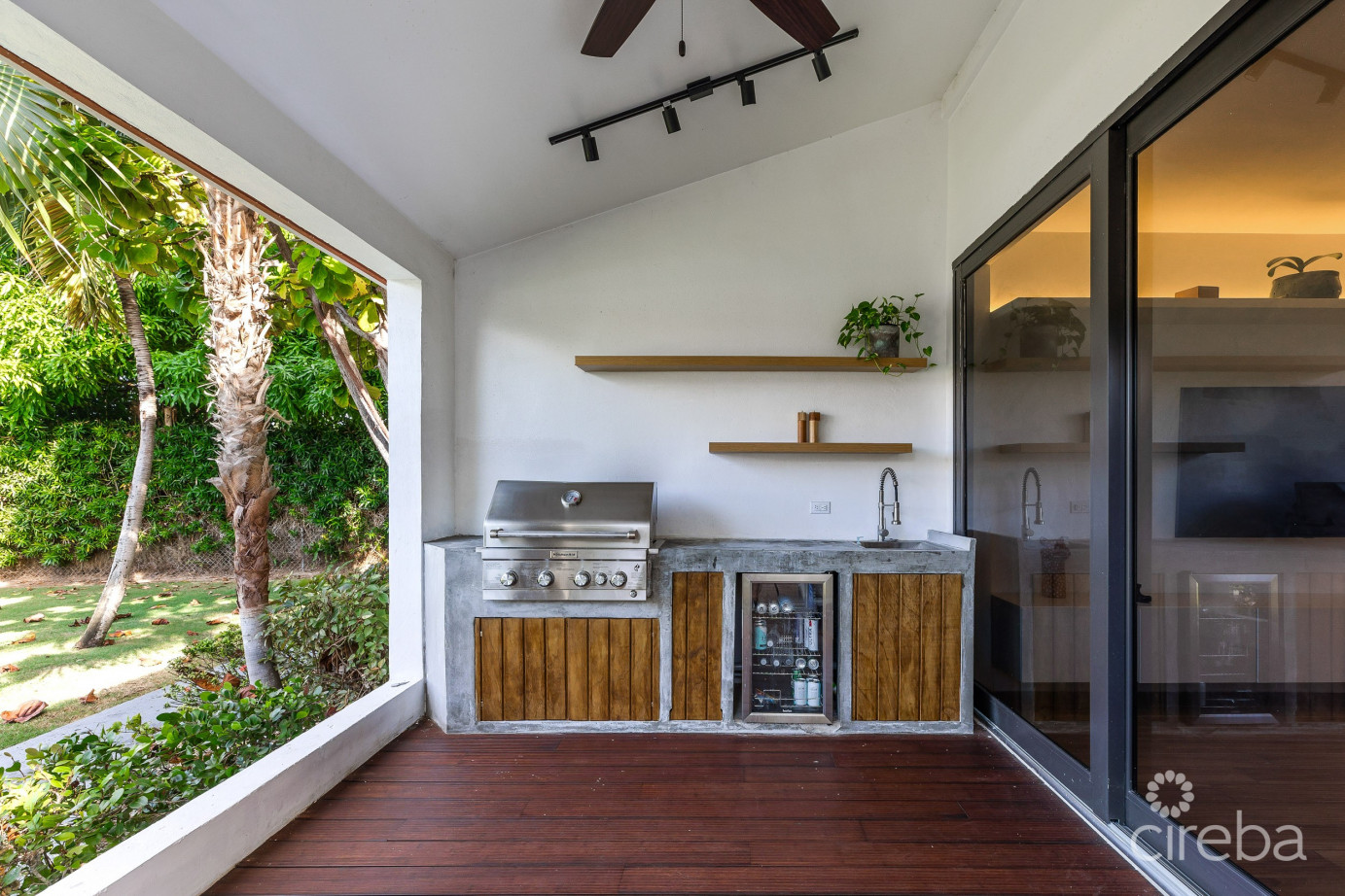 Canalfront 4 Bed  4.5 Bath - Newly Renovated Governors Harbour Home