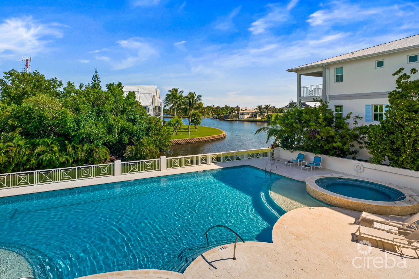 Periwinkle 1, Cottage With Garage