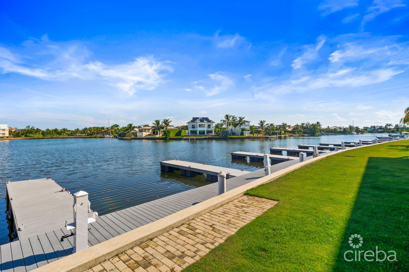 Periwinkle 1, Cottage With Garage