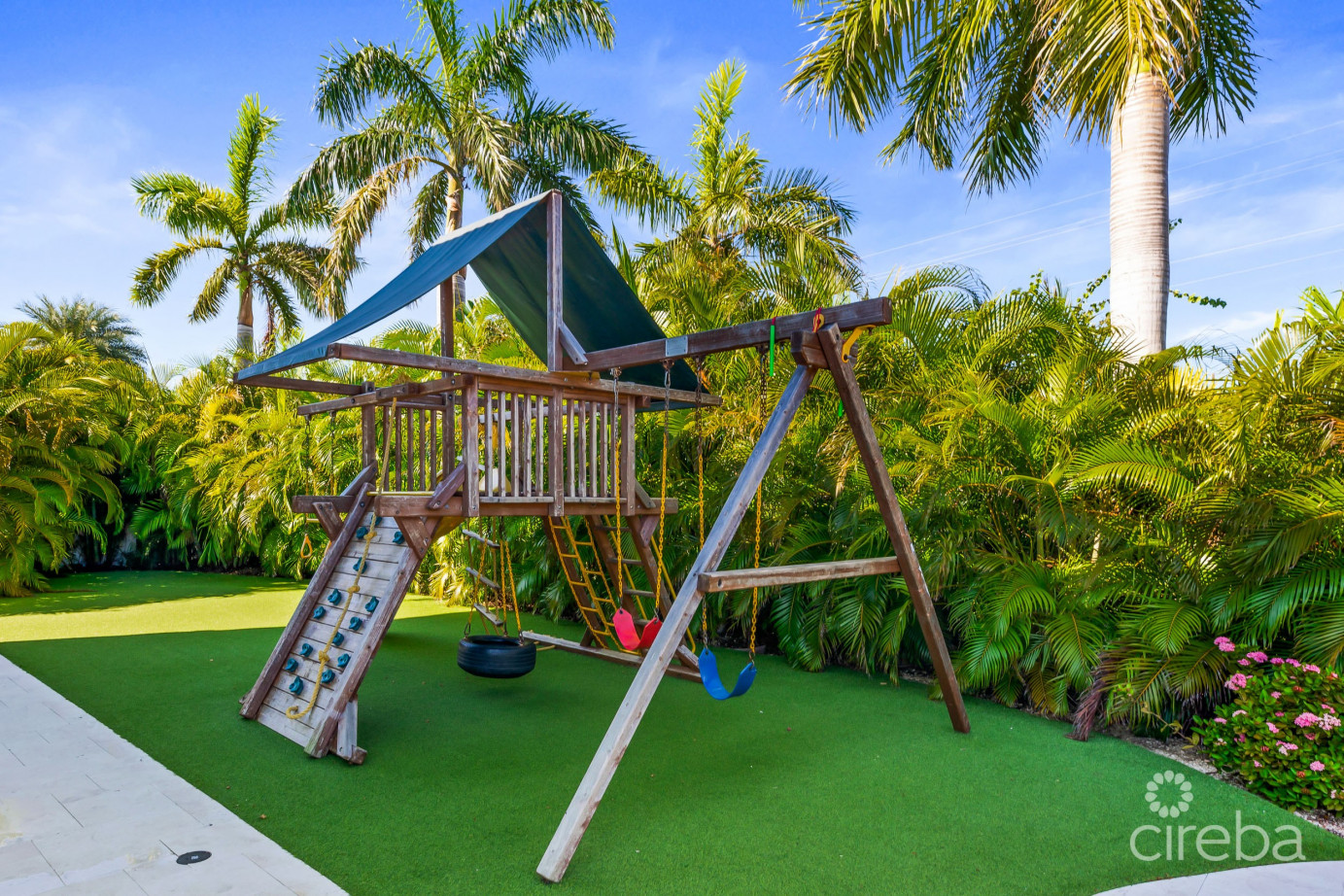 Periwinkle 1, Cottage With Garage