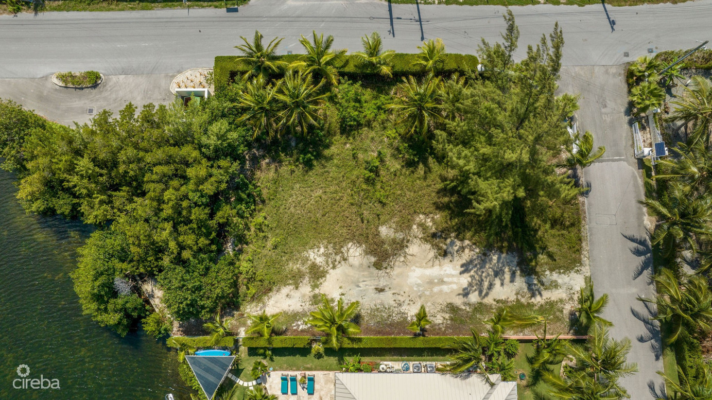 Super Canal Front Lot On Peaceful Close