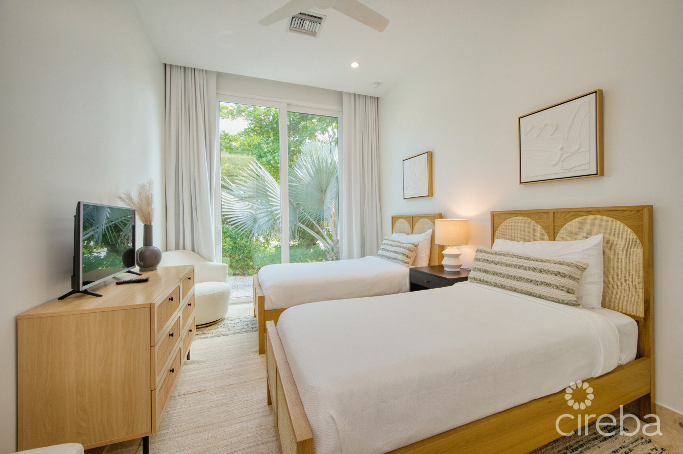 Seaside Hideaway - Fully Renovated Beachfront Gem