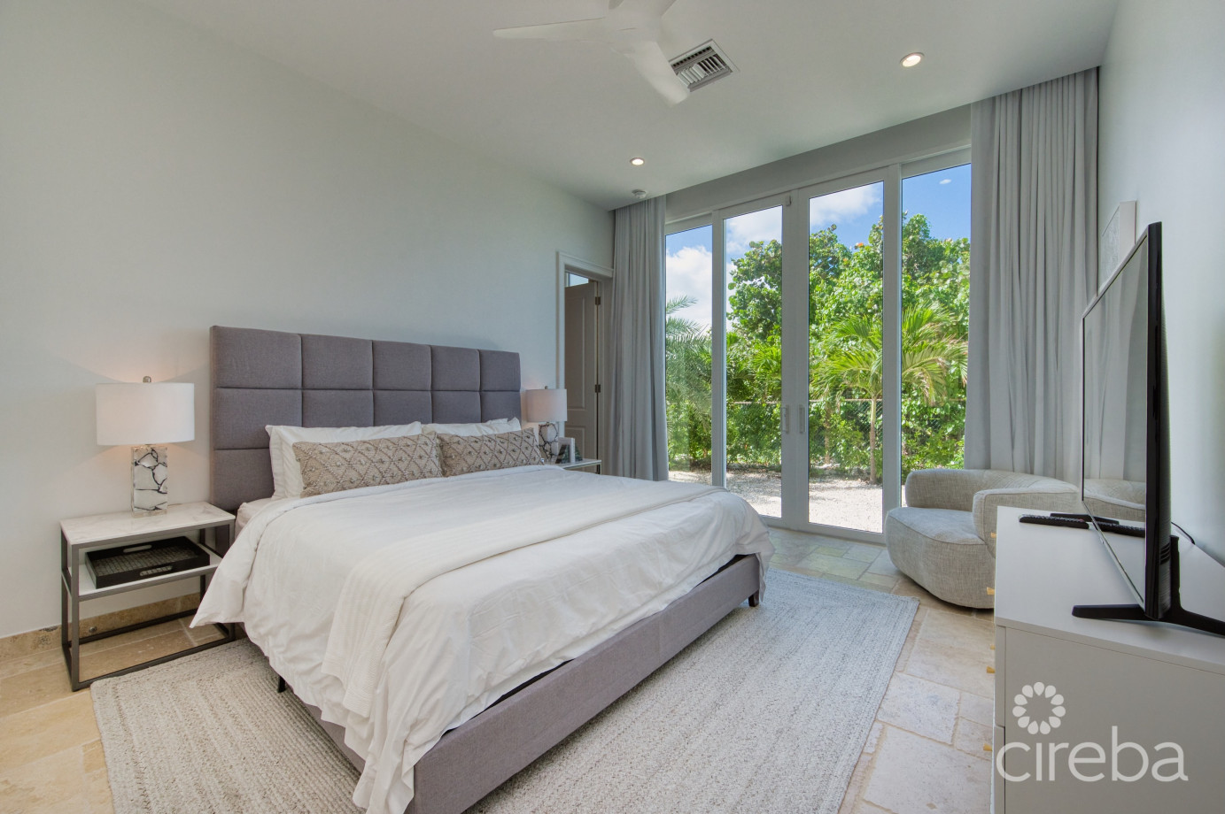 Seaside Hideaway - Fully Renovated Beachfront Gem