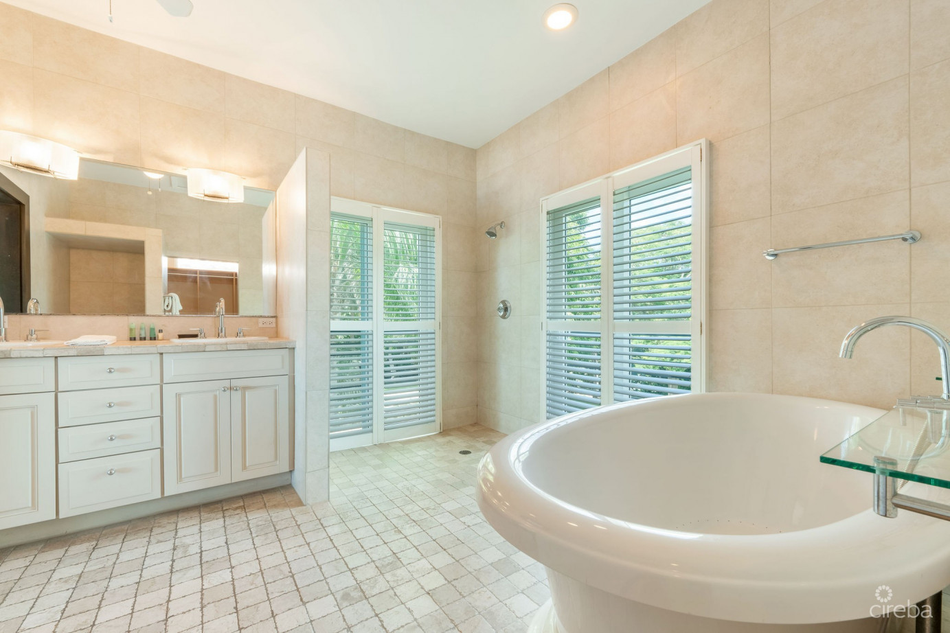 Villa Mora South Sound Beachfront