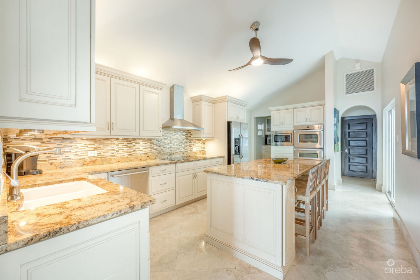 Villa Mora South Sound Beachfront