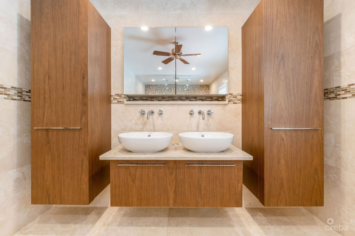 Villa Mora South Sound Beachfront