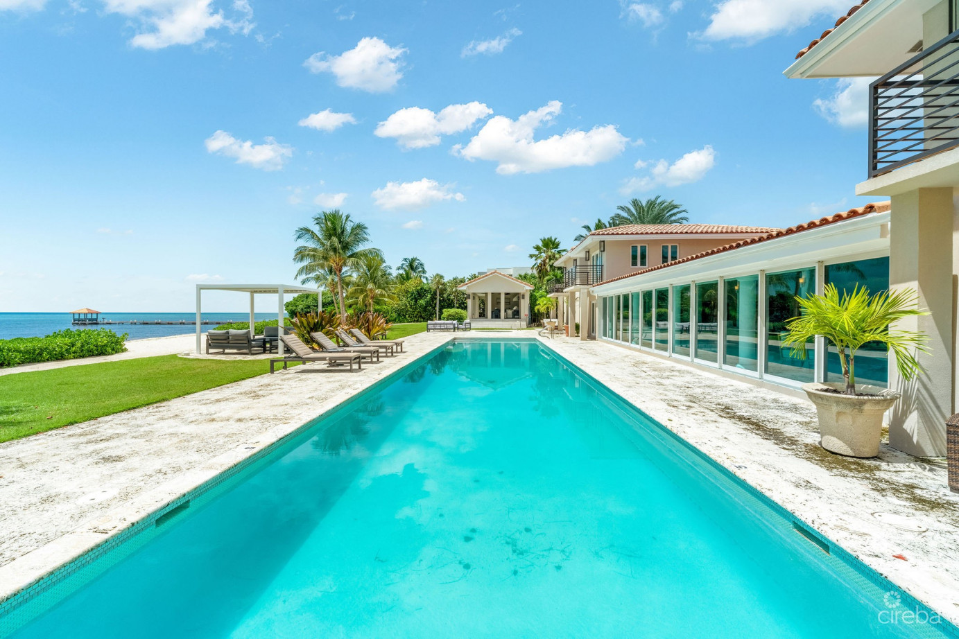 Villa Mora South Sound Beachfront