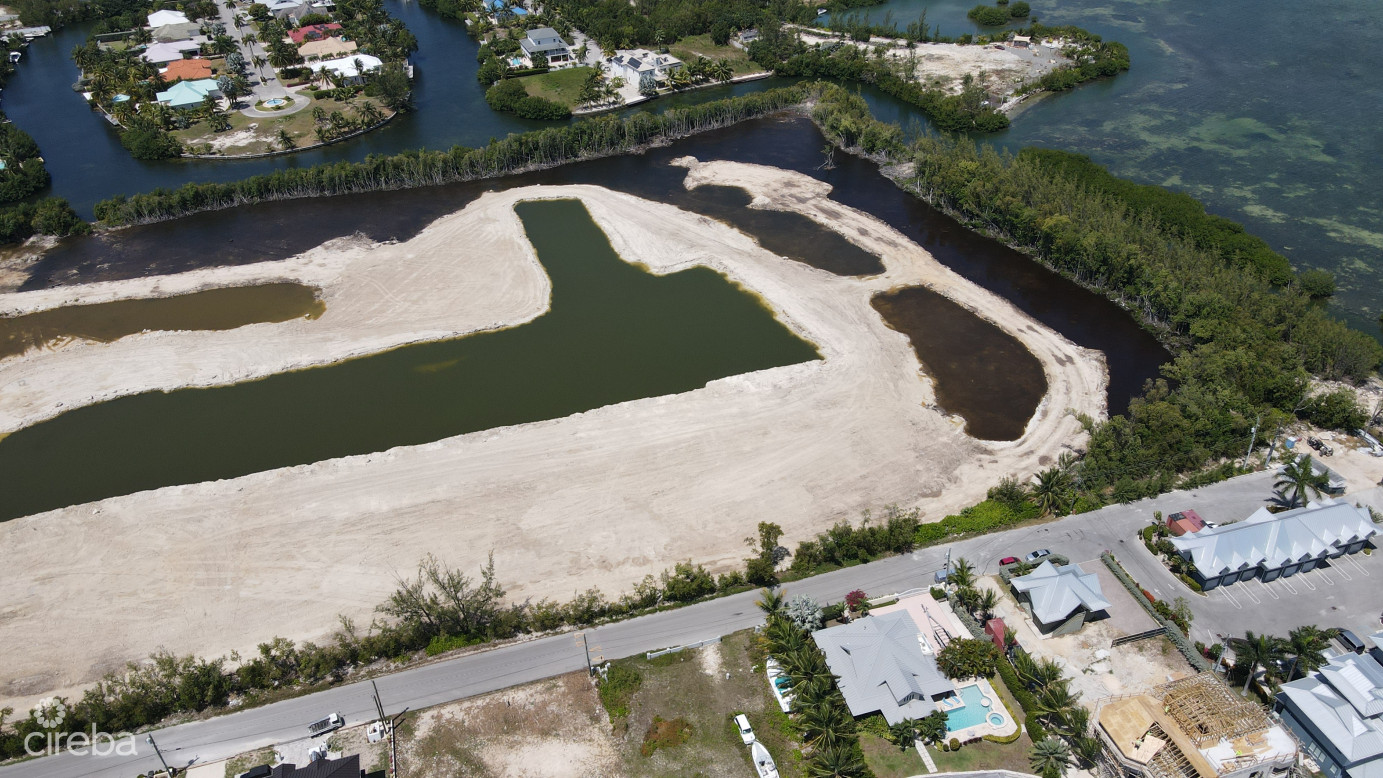 Auburn Bay, Large Canal Front Lot