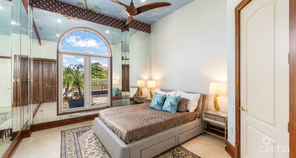 Villa D'este - Prospect Point Waterfront Home