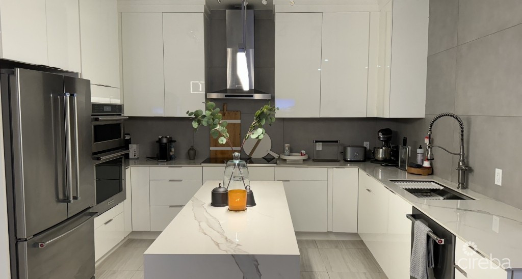 "hideaway Hill" Lush Modern Elegance Close To Sea Access