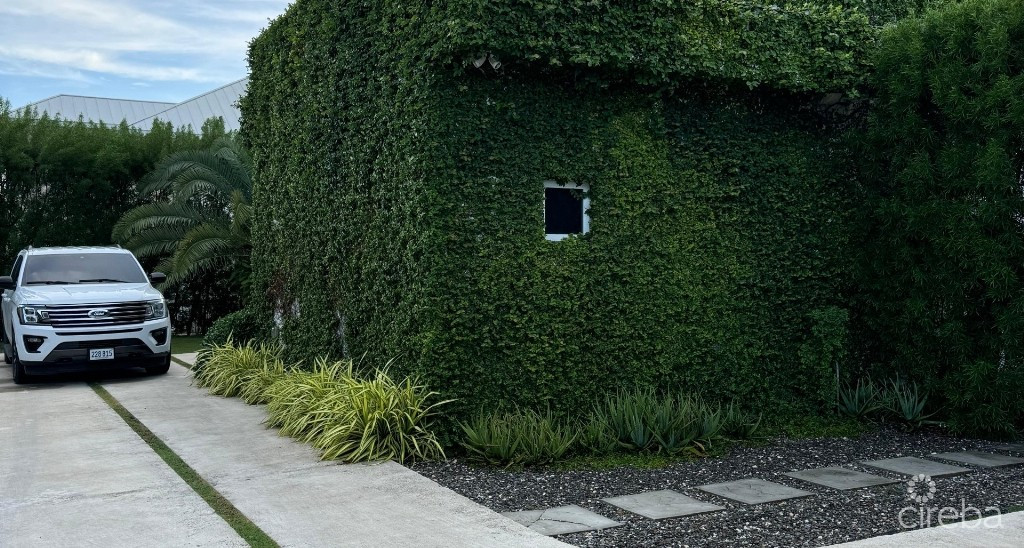 "hideaway Hill" Lush Modern Elegance Close To Sea Access