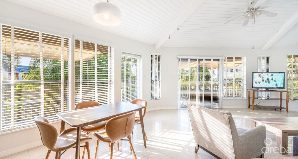 Breezy Pines Top Floor 2 Bed 2 Bath