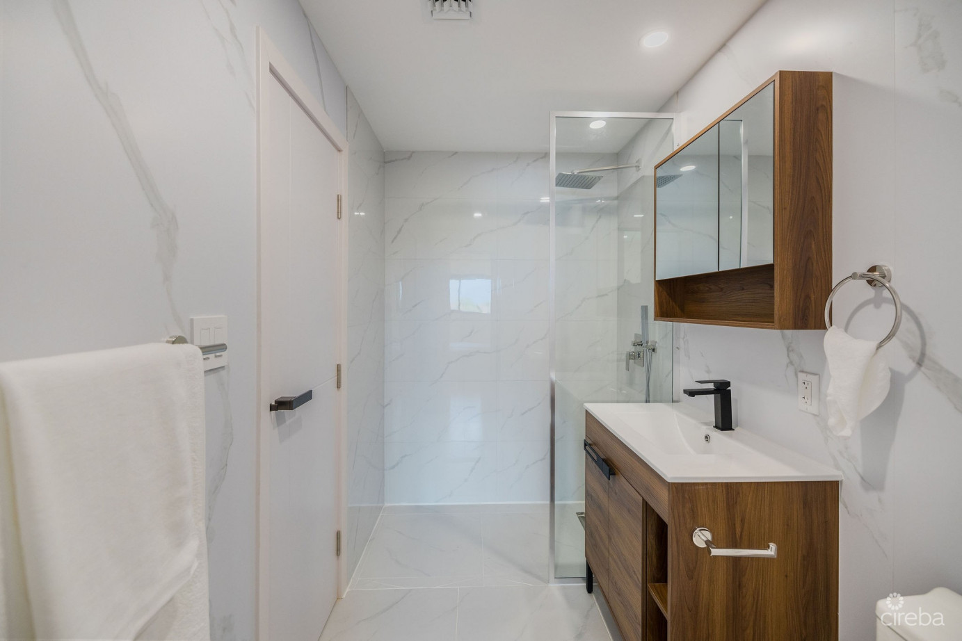 Arza West Bay Ruby– Upgraded Fully Furnished 1-bed Corner Unit