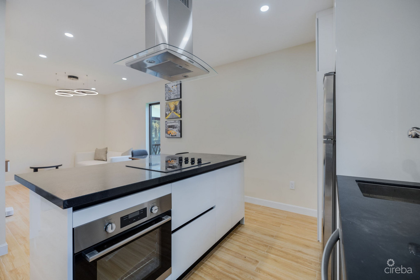 Arza West Bay Jade – Upgraded Fully Furnished 1-bed/bath Corner Unit