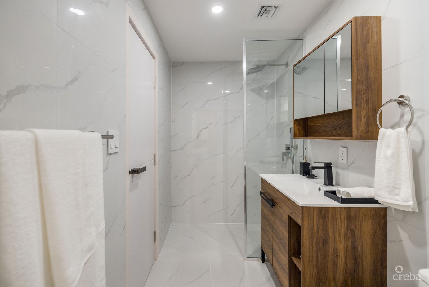 Arza West Bay Jade – Upgraded Fully Furnished 1-bed/bath Corner Unit