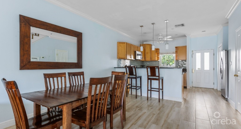 Two Bedroom Townhouse On Palm Heights Canal