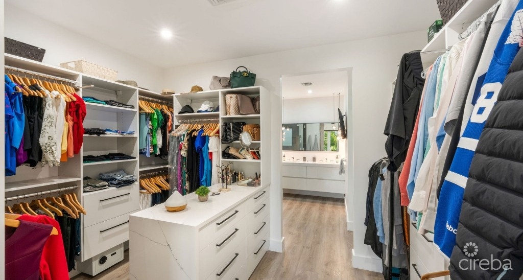 Luxury Residence In Tranquil Yacht Club Location