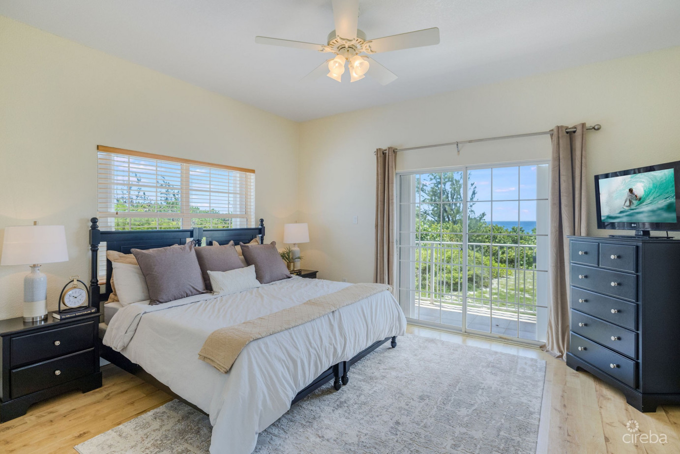 Paradise Point  3-bed, 2.5-bath Oceanfront Townhouse  West Bay