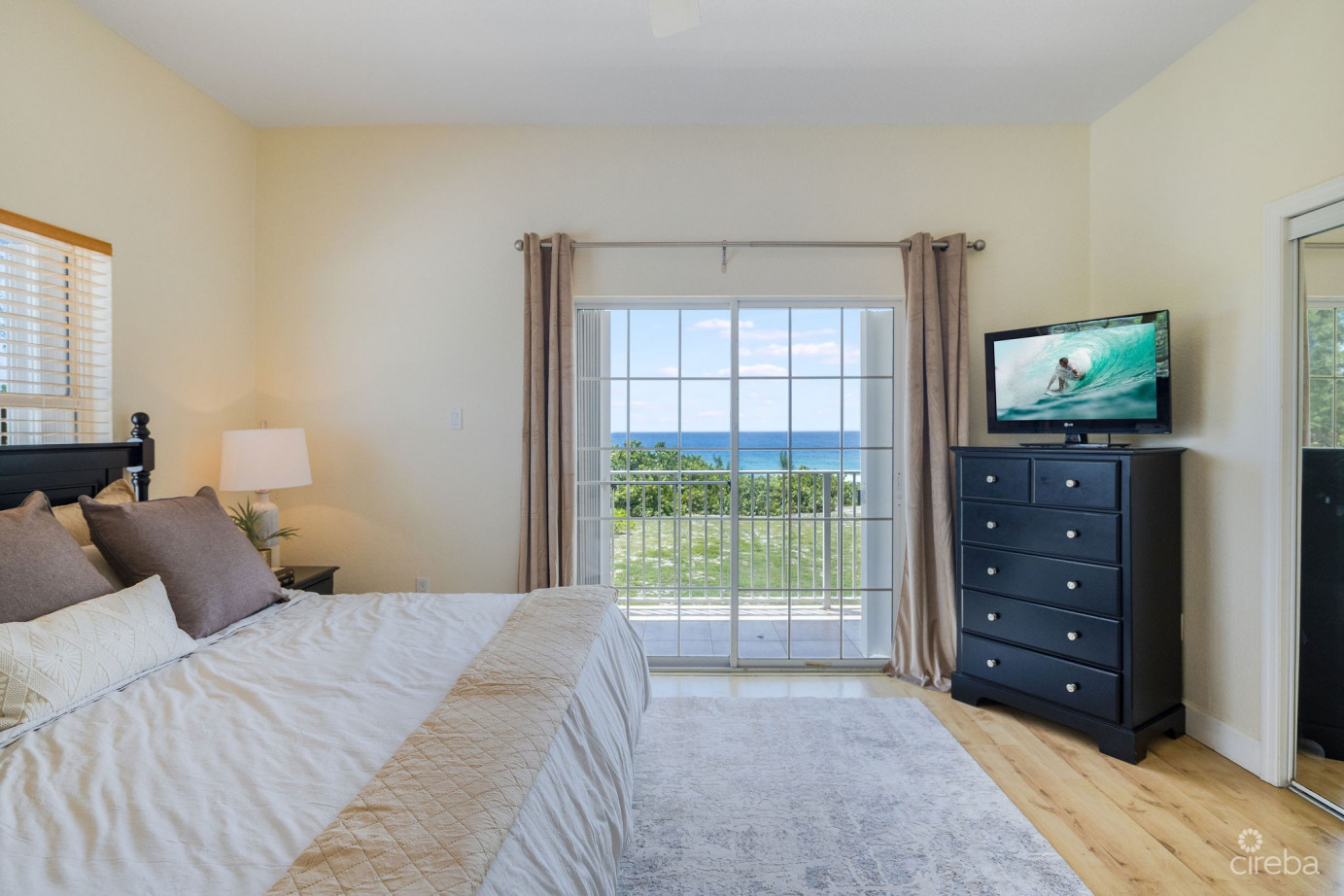 Paradise Point  3-bed, 2.5-bath Oceanfront Townhouse  West Bay