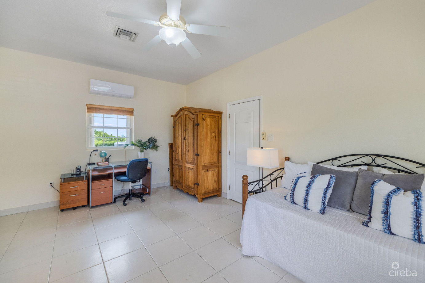 Paradise Point  3-bed, 2.5-bath Oceanfront Townhouse  West Bay