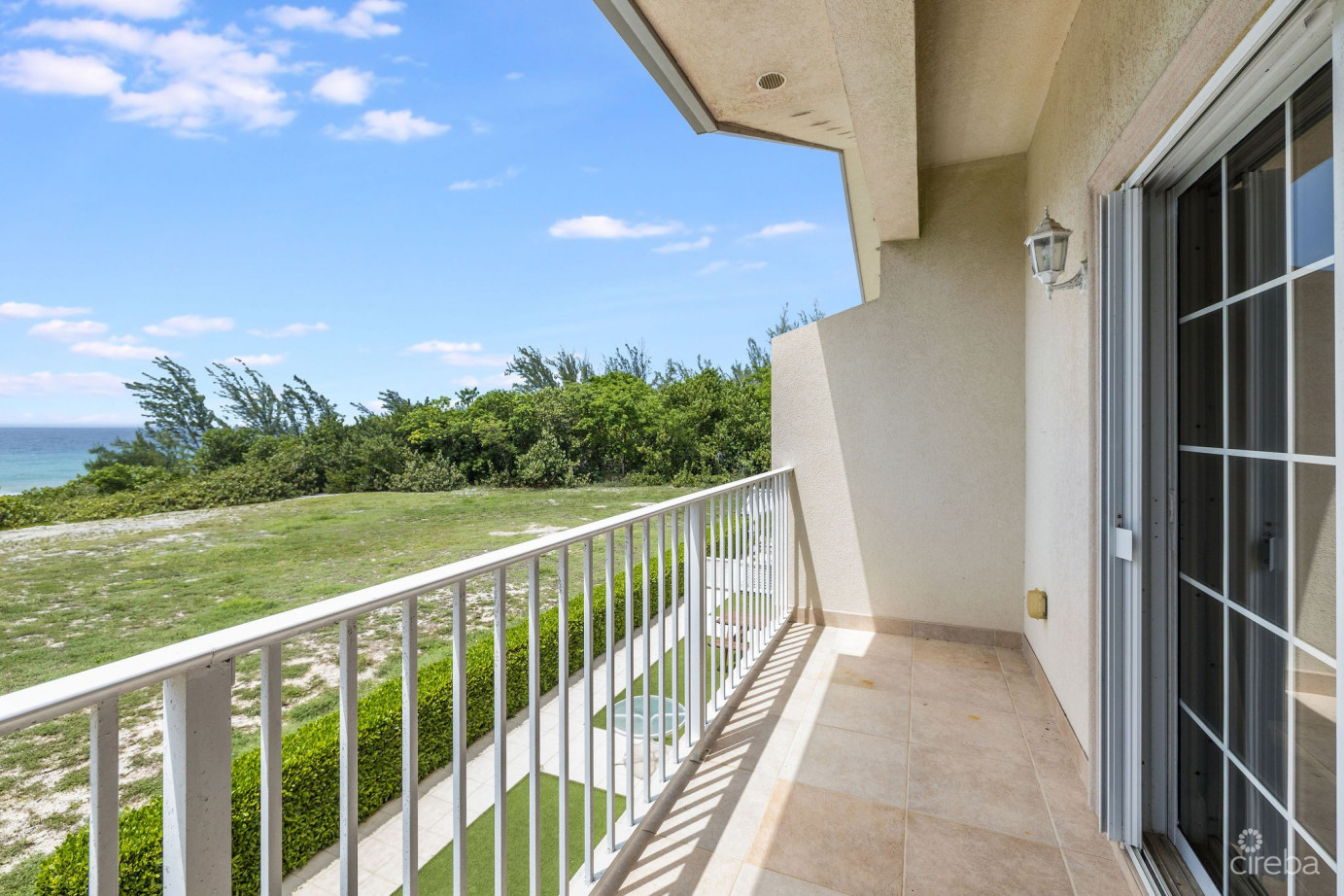 Paradise Point  3-bed, 2.5-bath Oceanfront Townhouse  West Bay