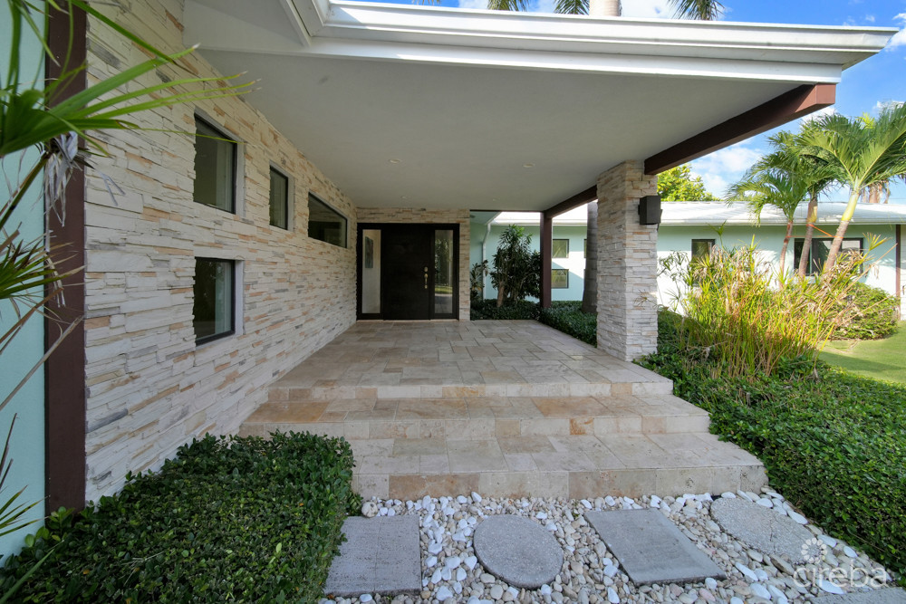 Modern 5 Bedroom Estate Home On Smb Corridor