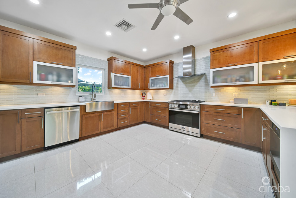 Modern 5 Bedroom Estate Home On Smb Corridor