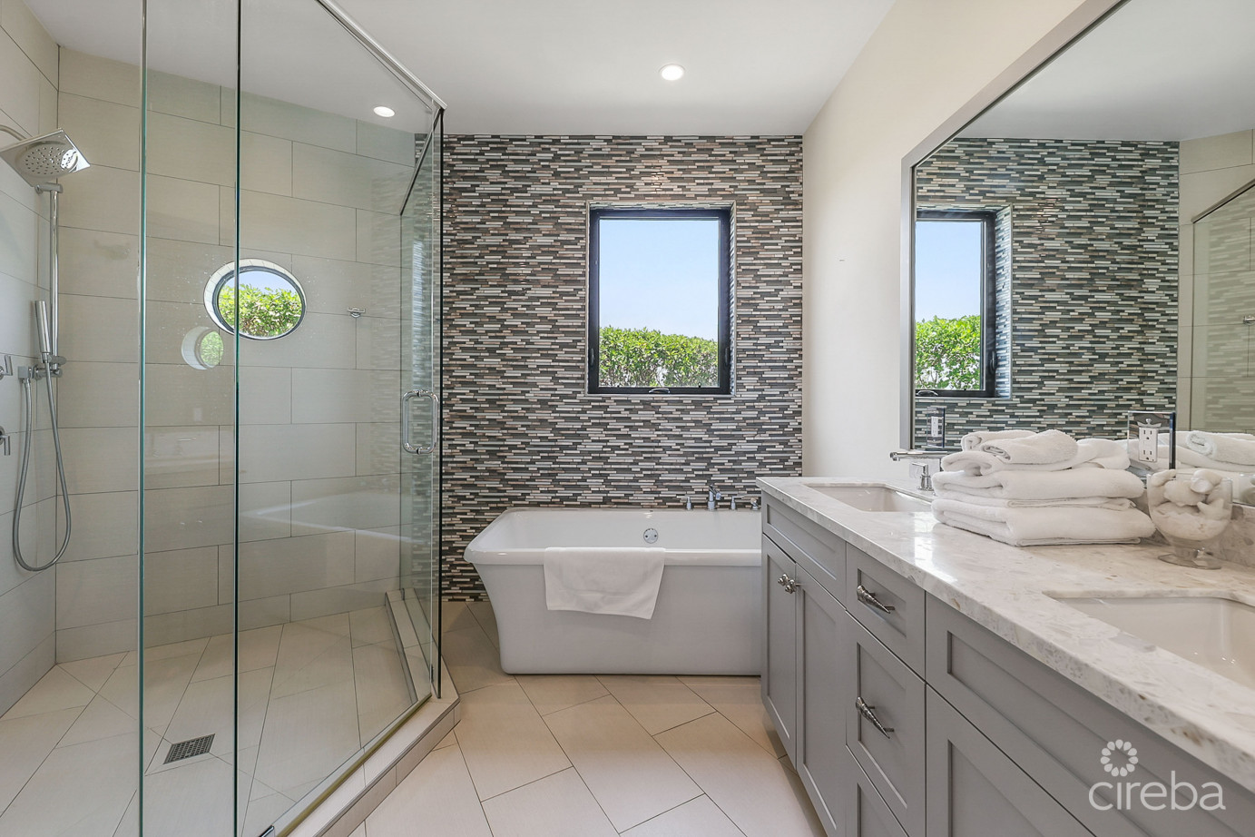 Bella Vista-luxury Panoramic Oceanfront 5 Bedroom Estate