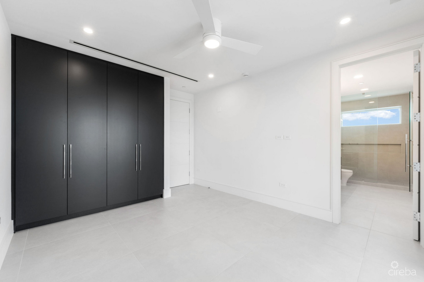 Aqua - Beachfront Residence #5, Seven Mile Beach