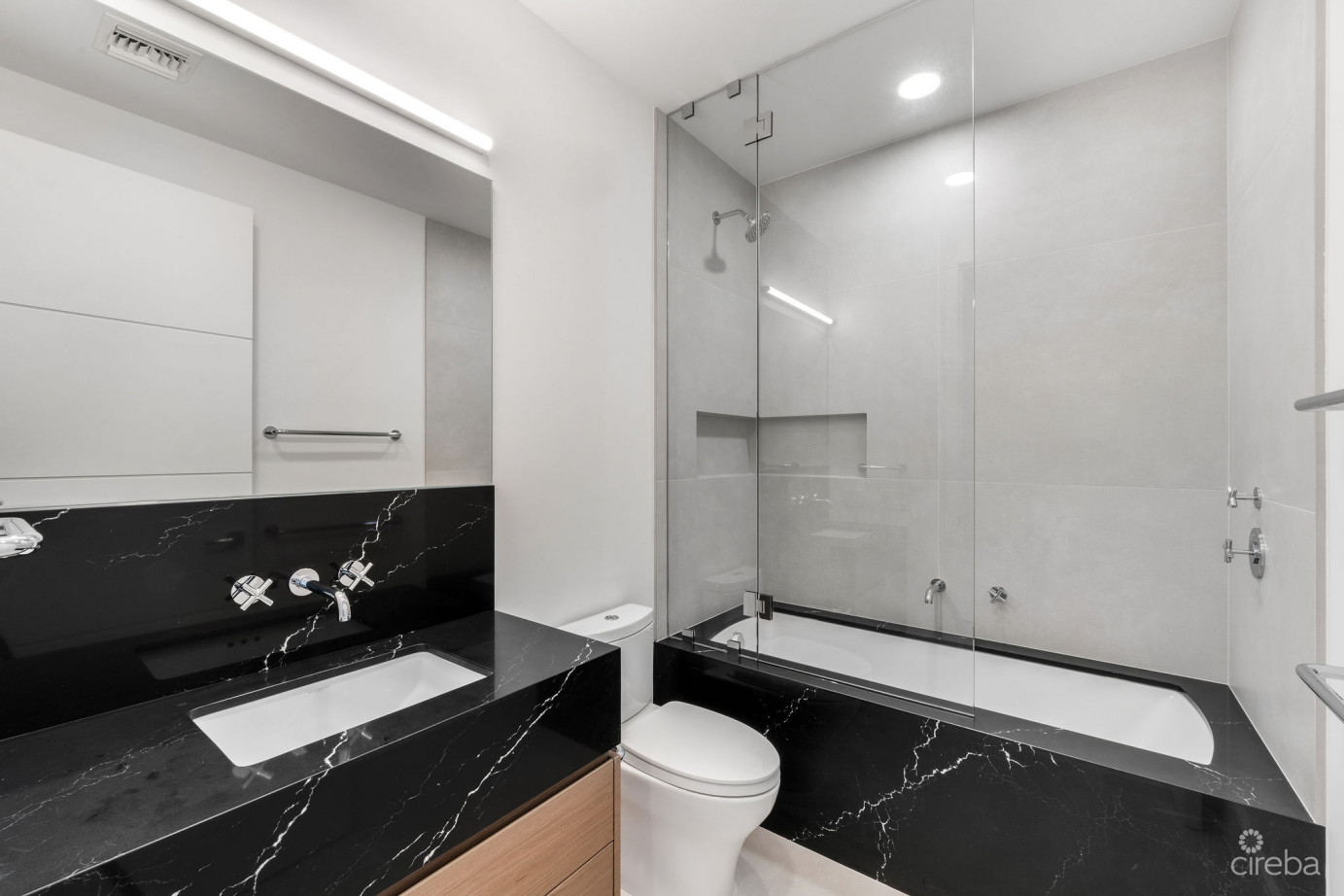 Aqua - Beachfront Residence #5, Seven Mile Beach