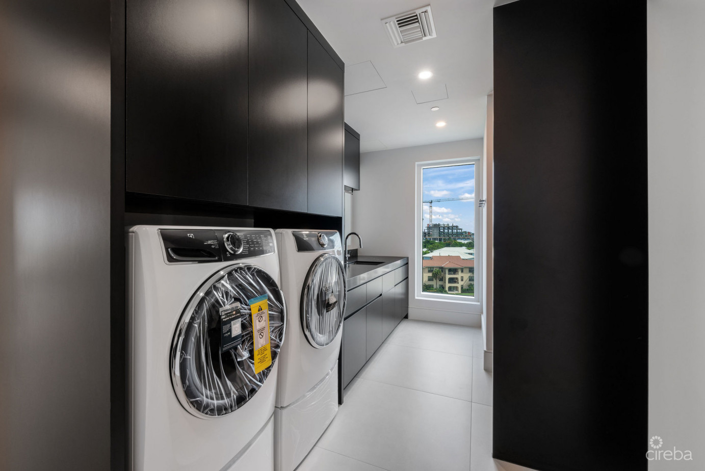 Aqua - Beachfront Residence #5, Seven Mile Beach