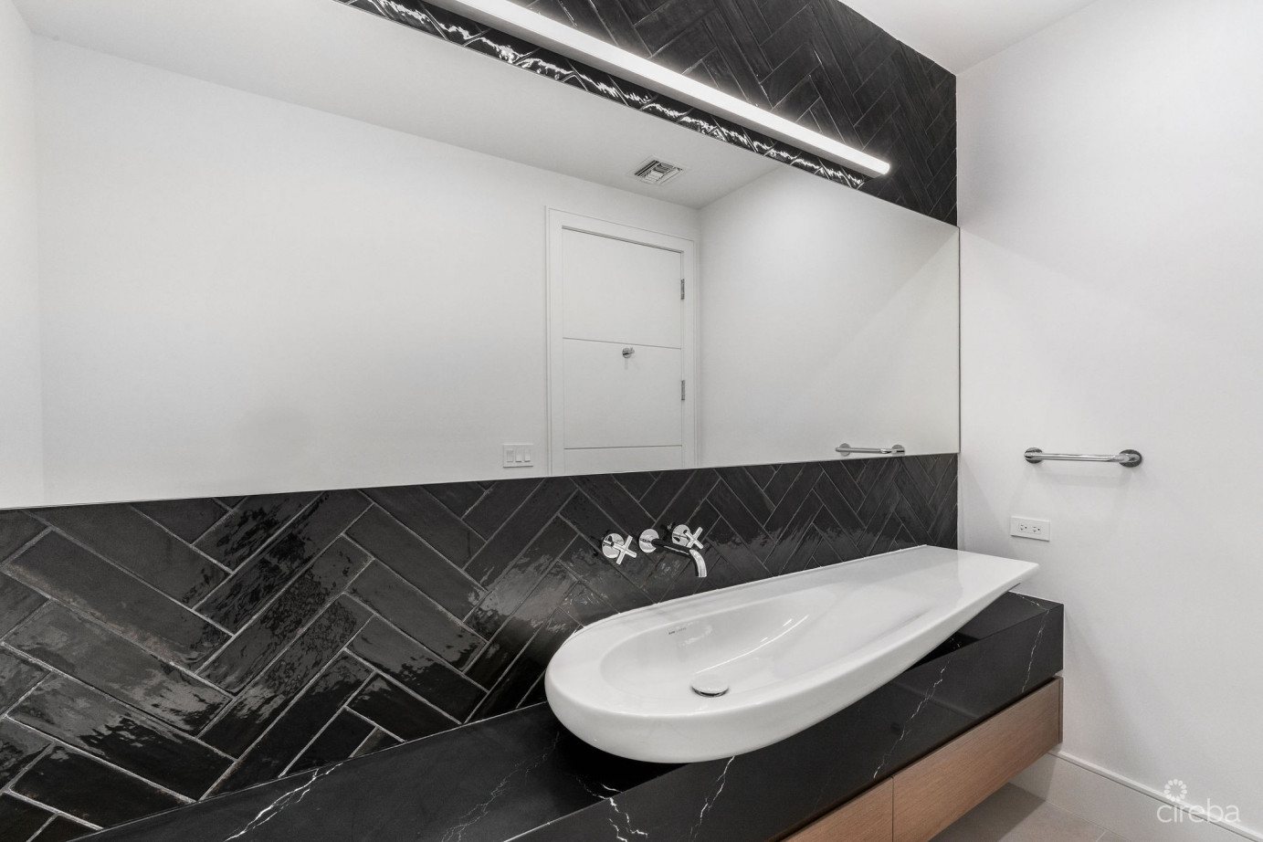 Aqua - Beachfront Residence #5, Seven Mile Beach