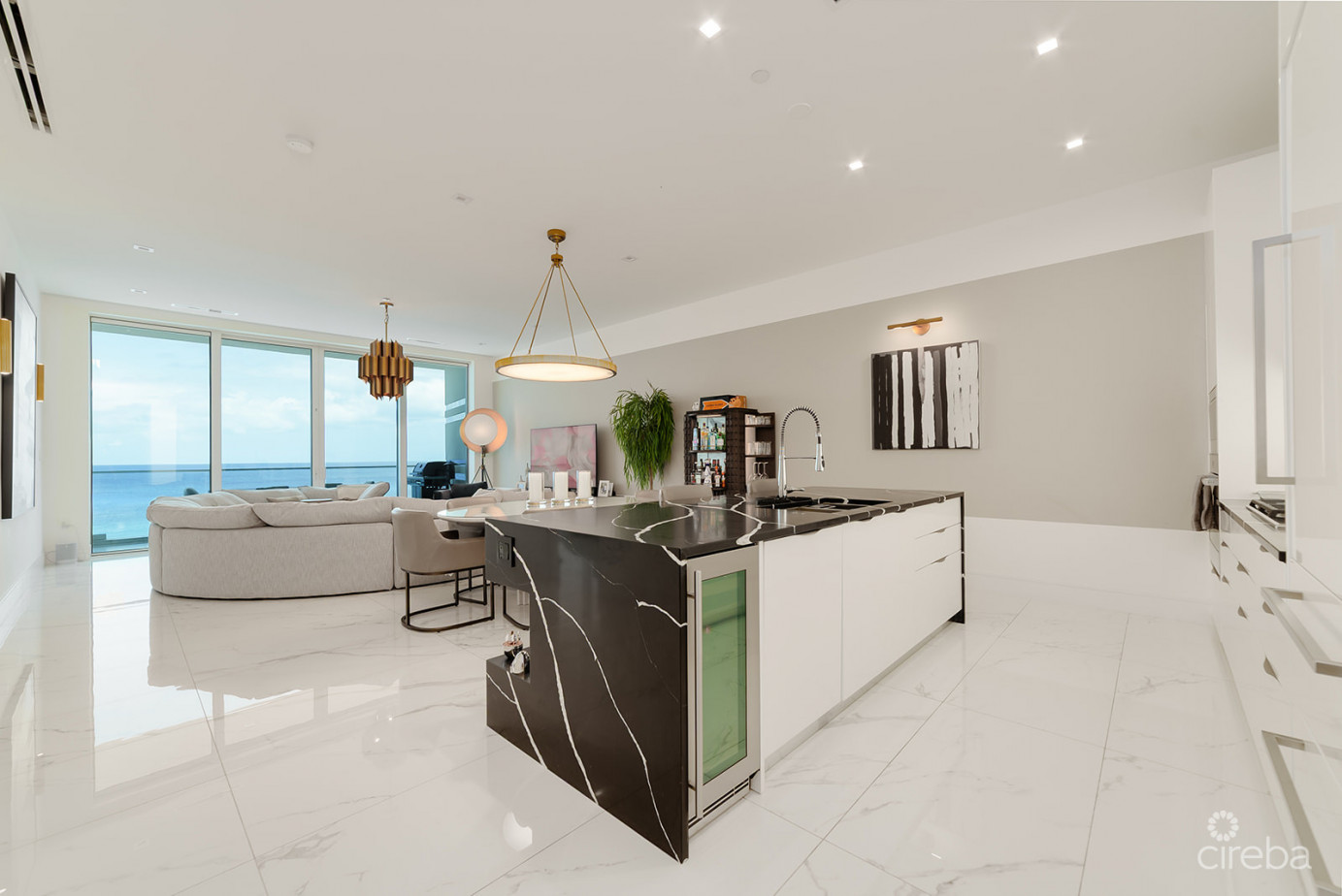 Fin- Chic 4 Bed W Den Condo