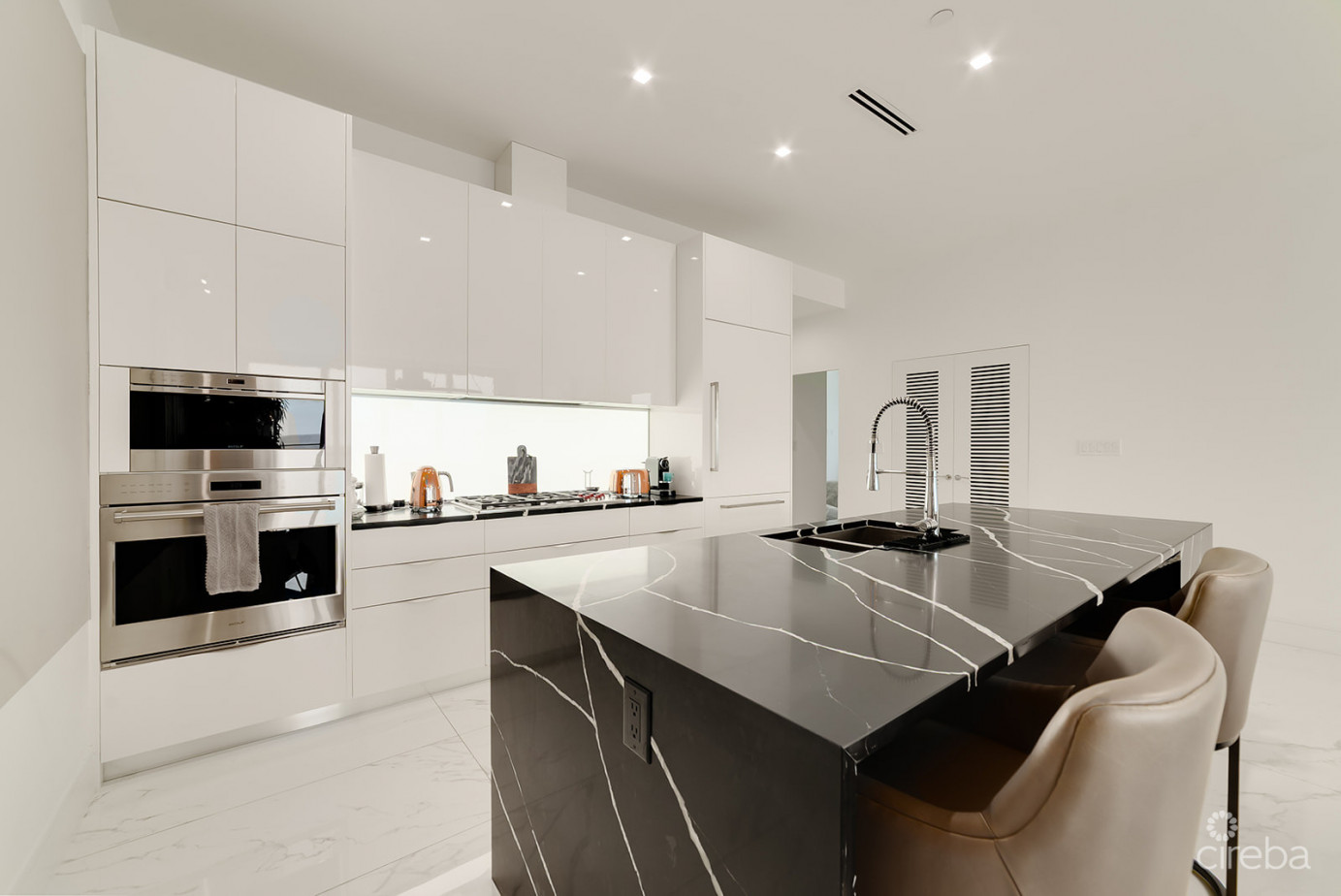 Fin- Chic 4 Bed W Den Condo