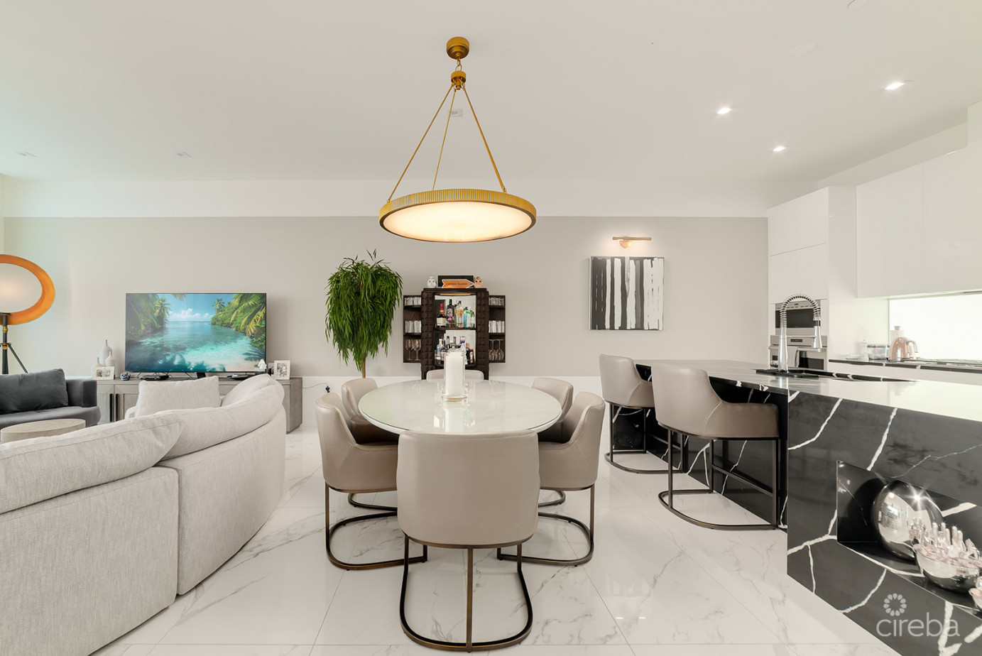 Fin- Chic 4 Bed W Den Condo