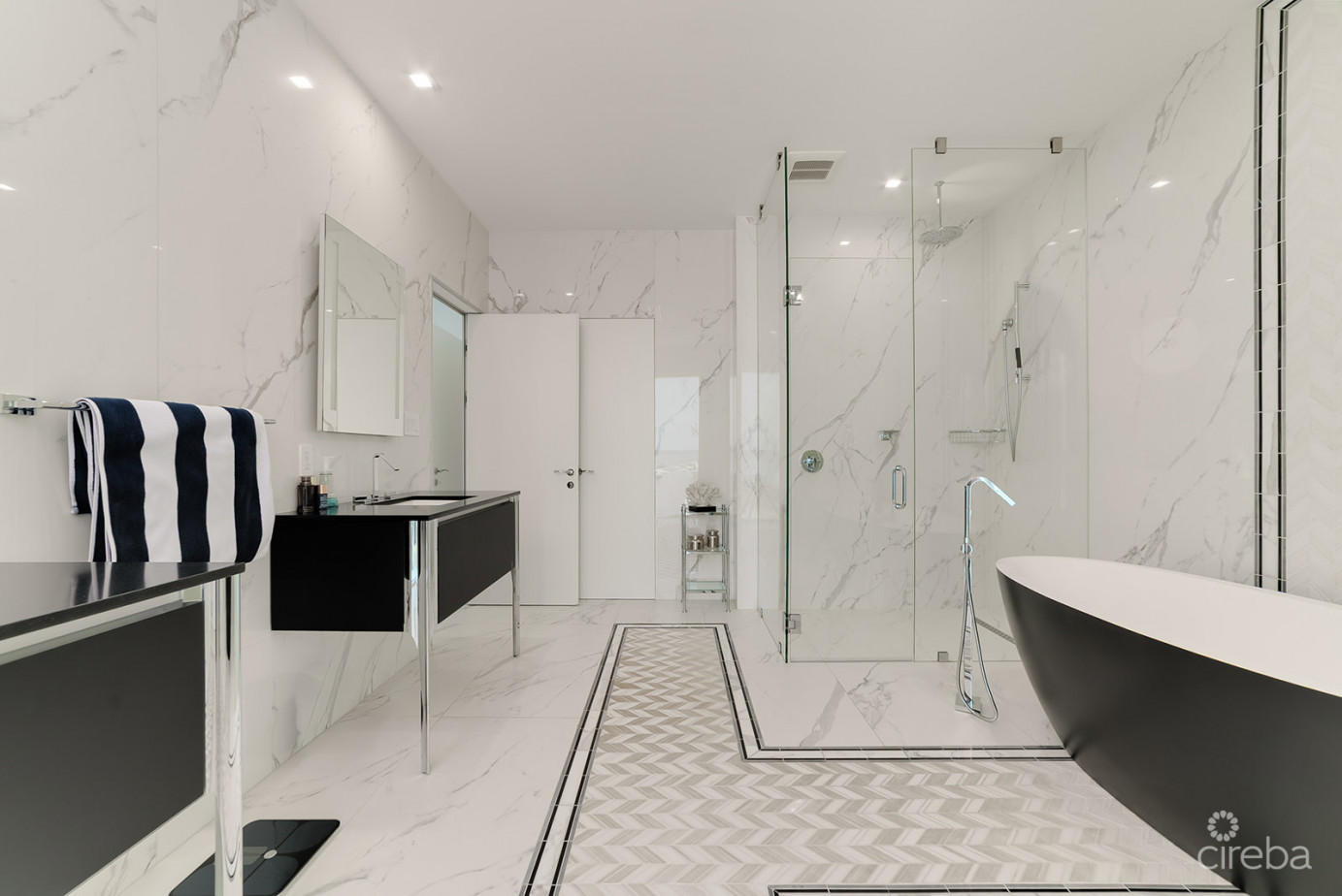 Fin- Chic 4 Bed W Den Condo