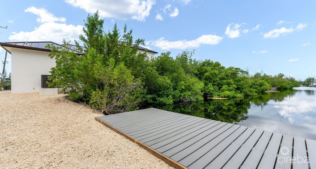 New Ns Estates Canal Front 4 Bed On Green Street