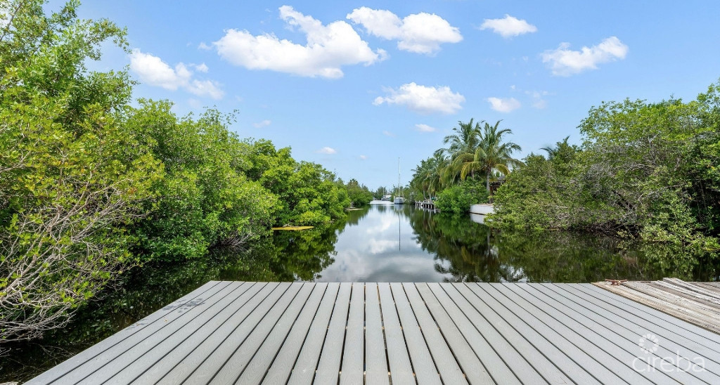 New Ns Estates Canal Front 4 Bed On Green Street