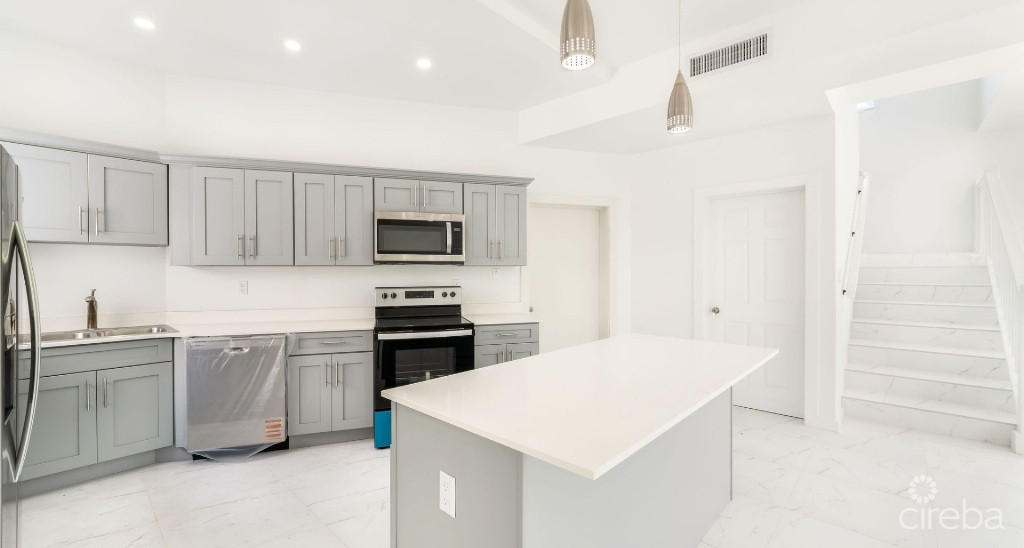 New Ns Estates Canal Front 4 Bed On Green Street