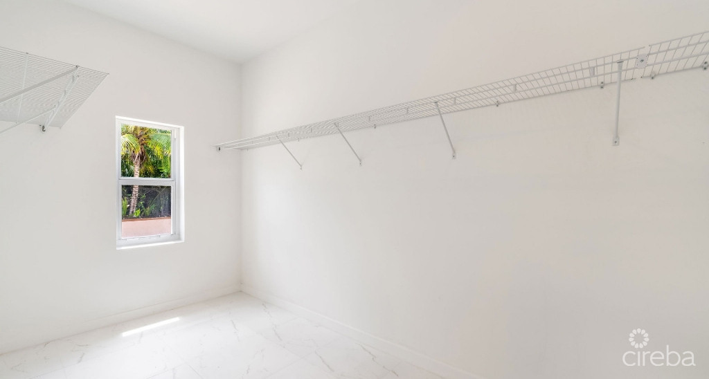 New Ns Estates Canal Front 4 Bed On Green Street