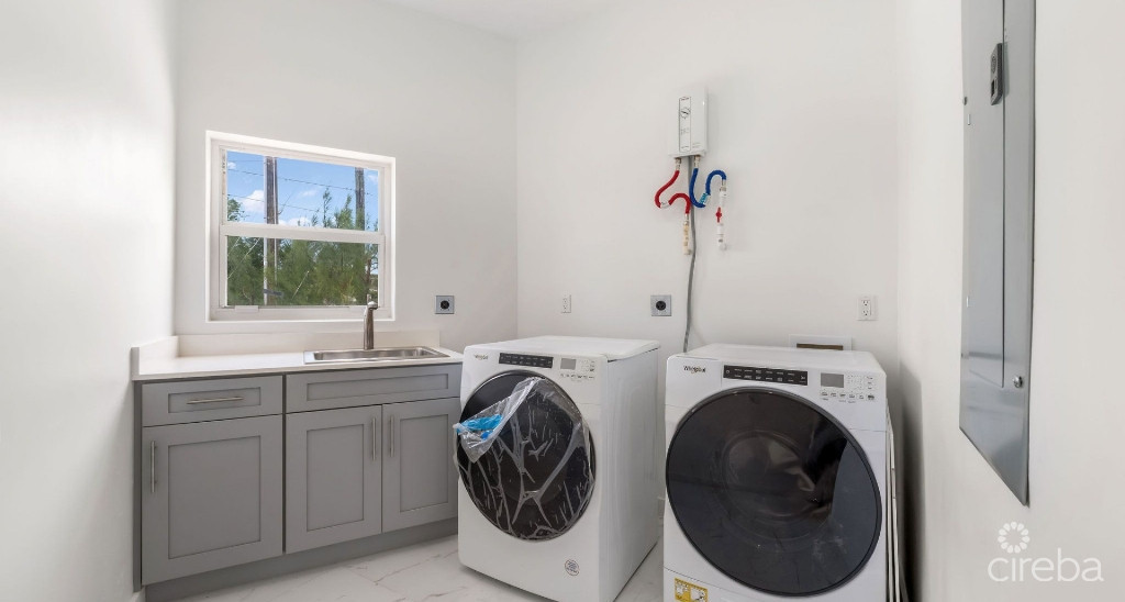 New Ns Estates Canal Front 4 Bed On Green Street