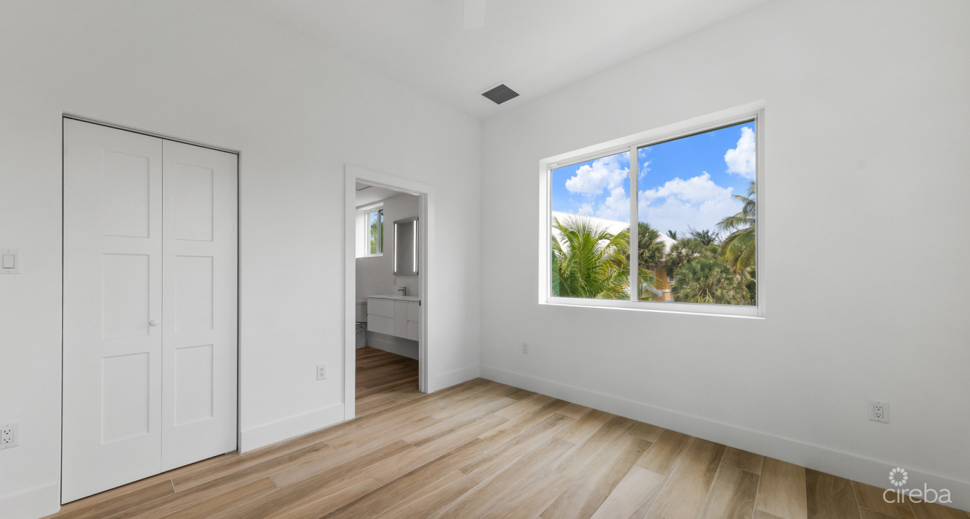 30 Sunset Point: Extended 1-bed1.5 Bath Seafront End Unit