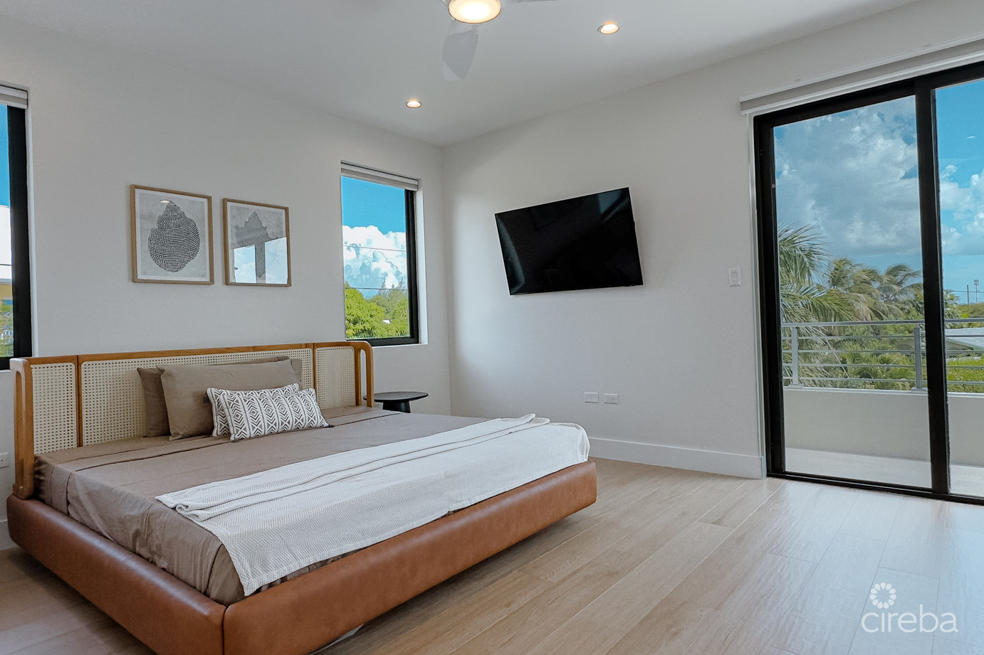 4 Bed Plus Den Townhouse In West Bay