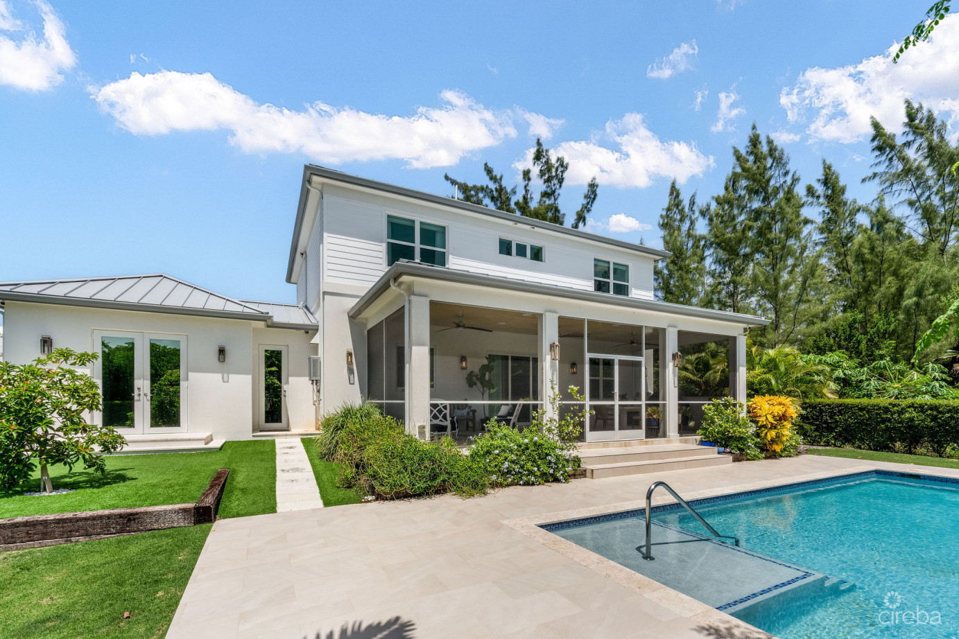 The Lakes Executive Family Home With Pool