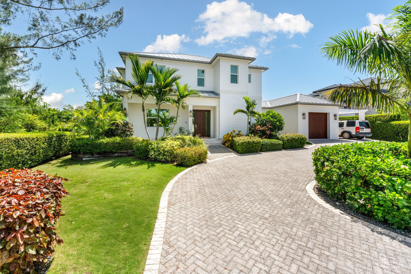 The Lakes Executive Family Home With Pool