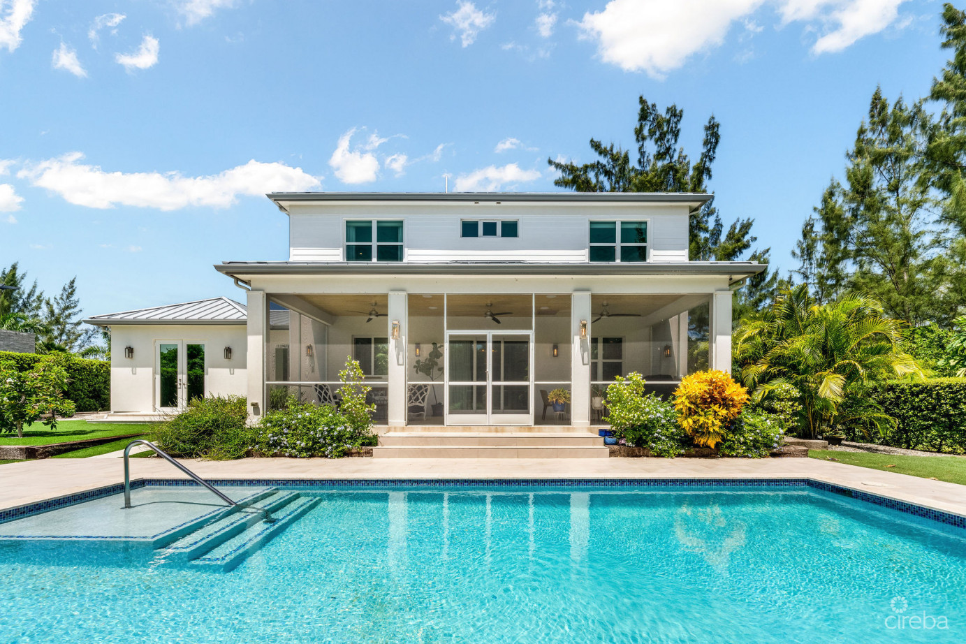 The Lakes Executive Family Home With Pool