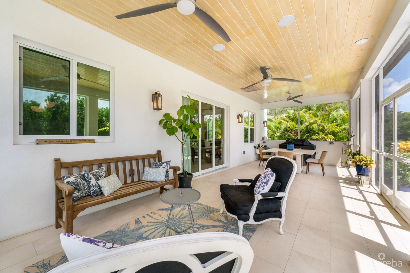 The Lakes Executive Family Home With Pool