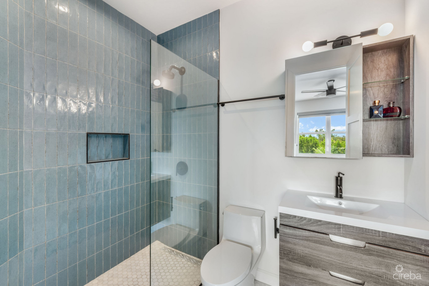 The Lakes Executive Family Home With Pool